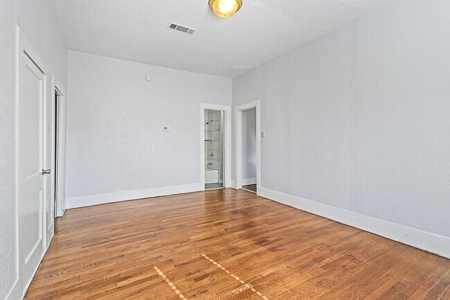 Building Photo - 516 Mill St