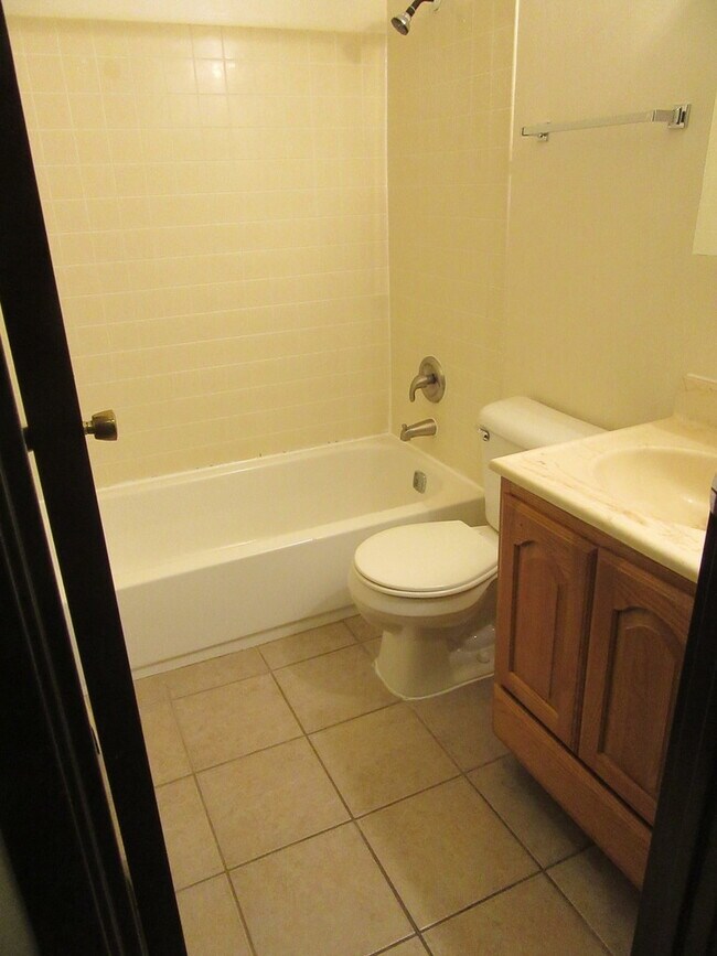 Building Photo - 135 Pickwick Dr