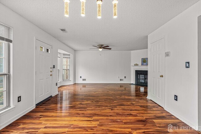 Building Photo - 115 Albury Way