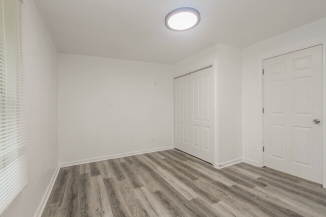 Building Photo - Wonderful 4 Bedroom