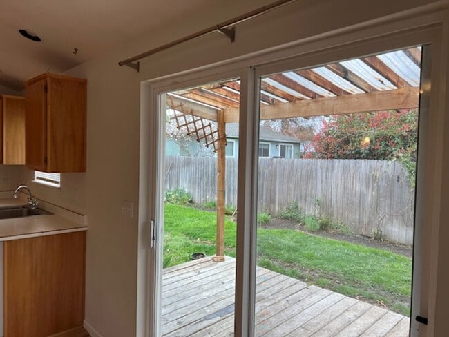 Building Photo - SINGLE FAMILY HOME W/ FENCED YARD/ DOUBLE ...