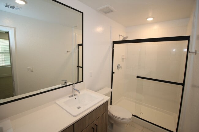 Building Photo - 2737 E Tamarind Dr