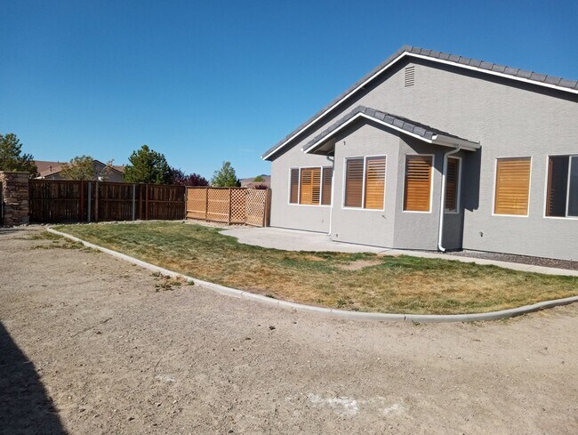 Building Photo - Double diamond home available for late May...