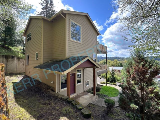 Building Photo - THE FIRST MONTH'S RENT IS FREE! Charming 3-Bedroom Tri-Level Retreat in Estacada with Spacious 19...