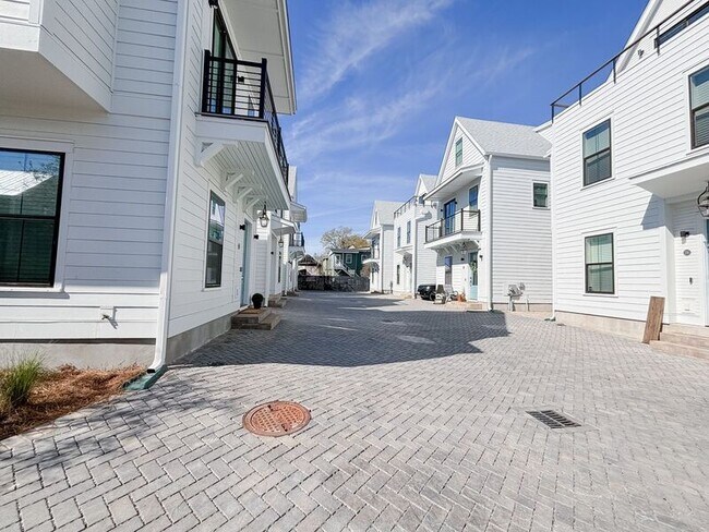 Building Photo - 16 Nats Ct