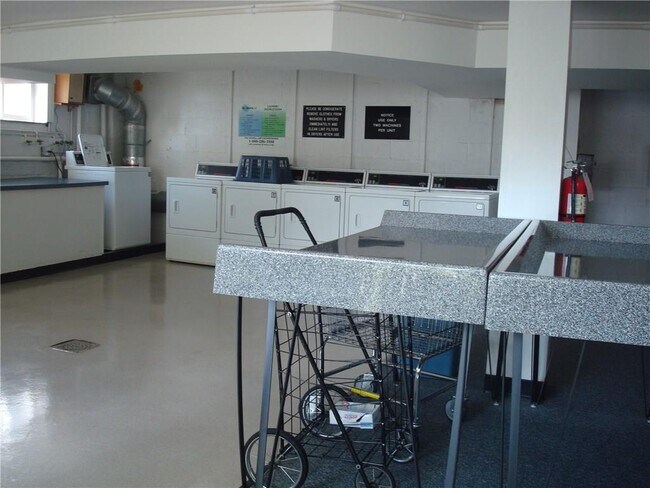 Building Photo - 887 Farmington Ave