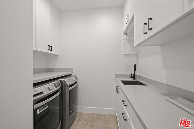 Building Photo - 971 S Bundy Dr