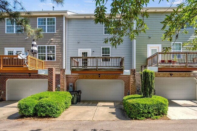 Building Photo - BEAUTIFUL TOWNHOUSE WITH COMMUNITY POOL