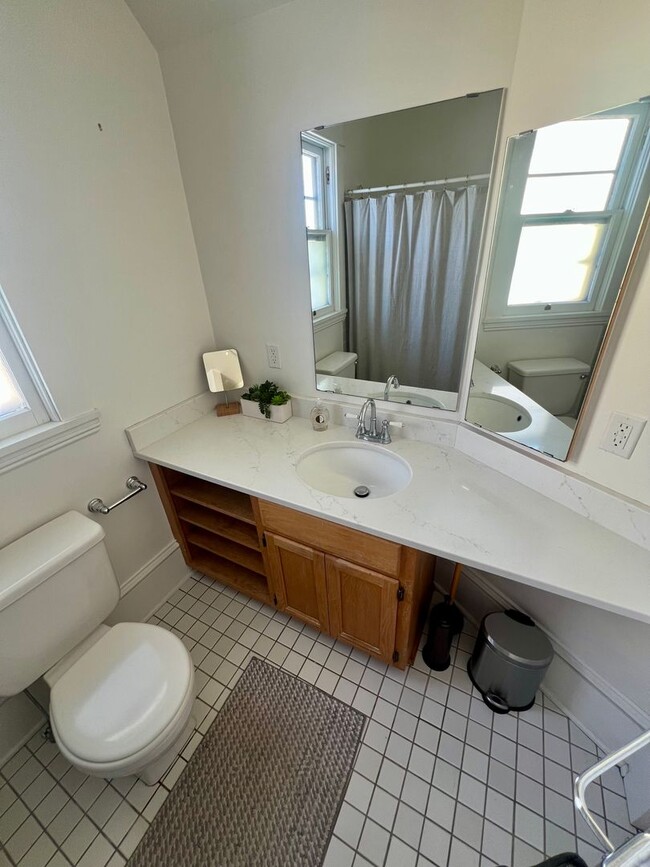 Building Photo - Fully Furnished, Large 3 Bedroom Home!