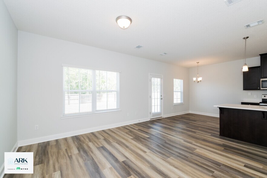Building Photo - 135 Sugarberry Ln