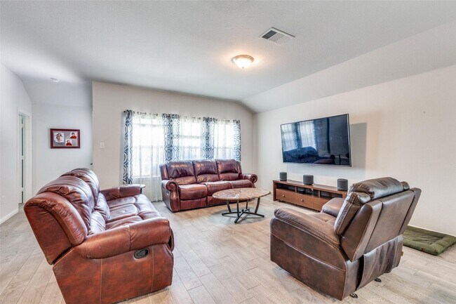 Building Photo - 5 Bedrooms, Corner Lot, Total Showstopper!