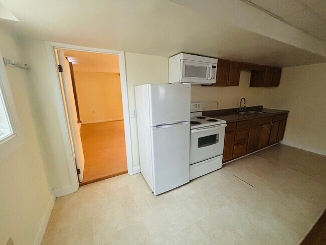 Building Photo - 135 Simsbury Dr