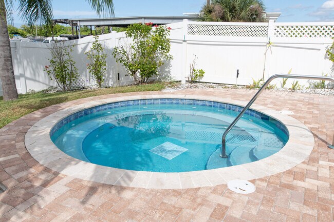 Building Photo - 1000 Cove Cay Dr