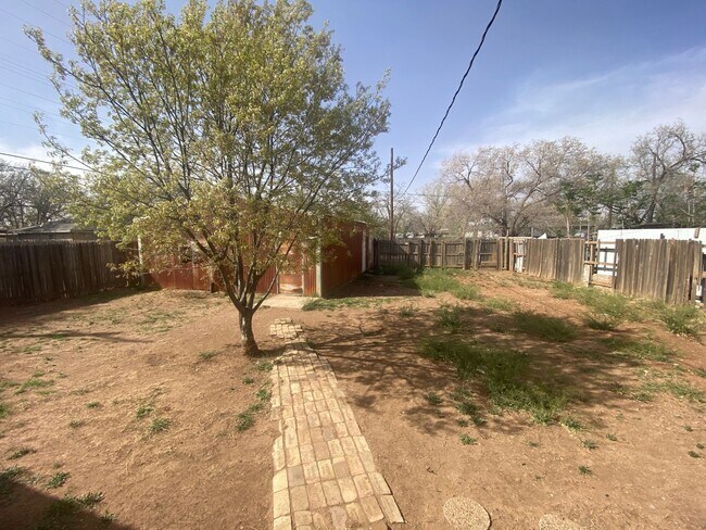 Building Photo - 3 bed 1 bath newly updated now available