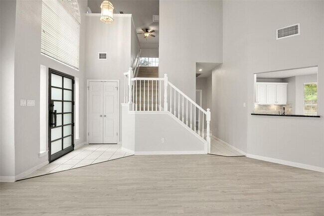 Building Photo - 1604 Lakeway Blvd