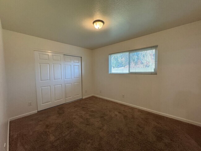 Building Photo - 3 Bed, 2 Bath Duplex in Quail Lakes Aea