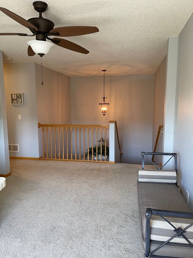 Building Photo - Beautiful end unit townhome in Elk River!