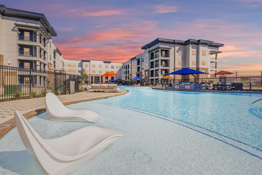 Relaxing Salt-Water Pool with Cabana Porch, TVs, Wi-Fi, Sun Shelf & Grill Areas - Botanic Luxury Living