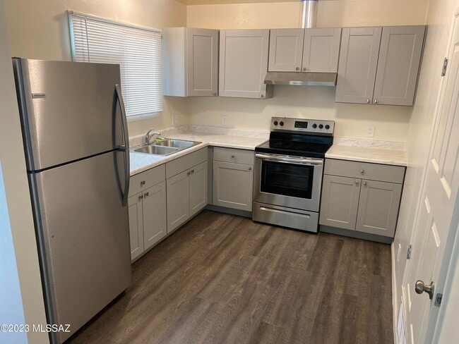 Building Photo - 3325 E Blacklidge Dr