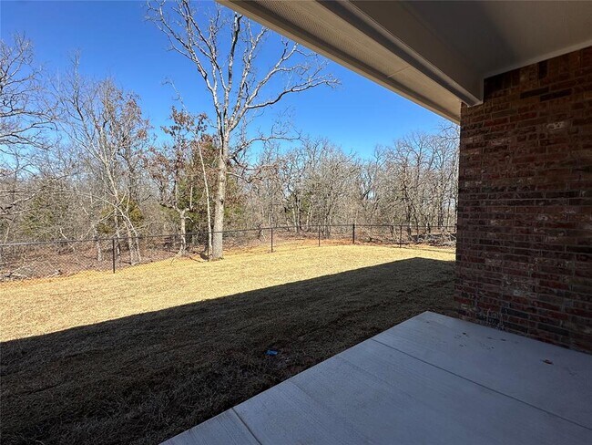 Building Photo - 17019 Oak Dr