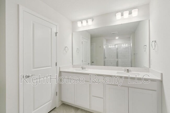 Building Photo - 3082 Emerald Acrs Ln