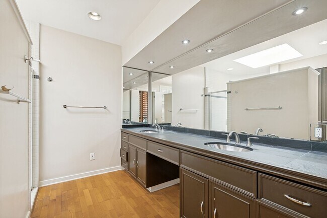 Building Photo - BEAUTIFUL 4-BEDROOM HOME IN ALAMO HEIGHTS