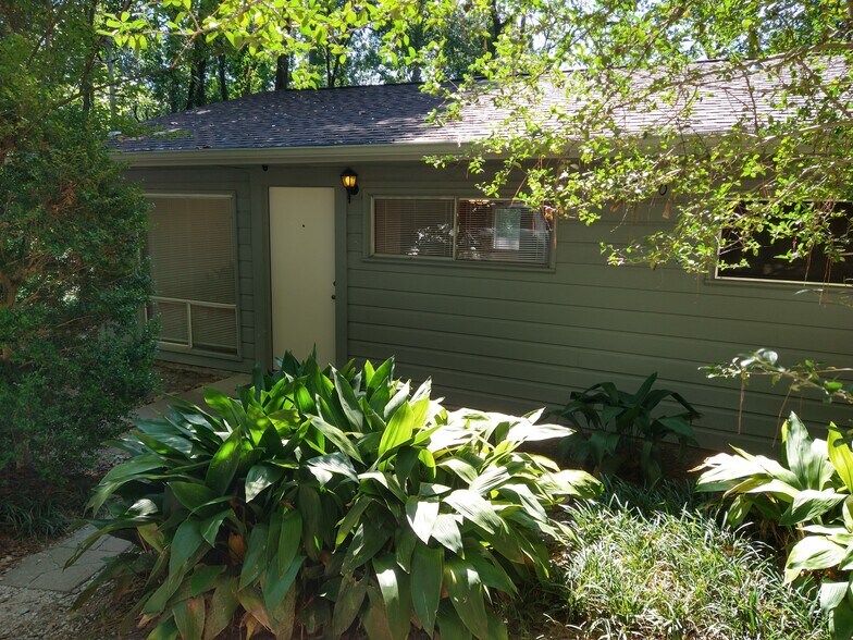 Front view - 6040 Cessna Dr