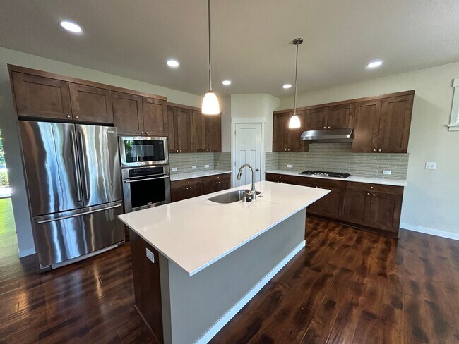 Building Photo - 4 bed/2.5 bath and 3 car garage and a down...