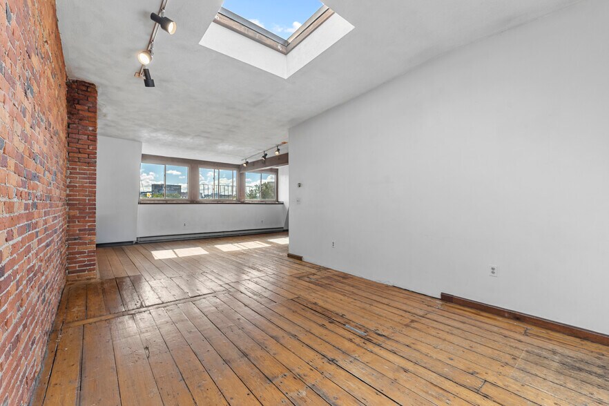 living room - 660 Tremont St