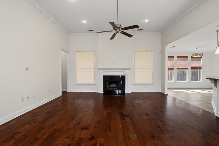 Building Photo - 404 Golden Leaf Ct