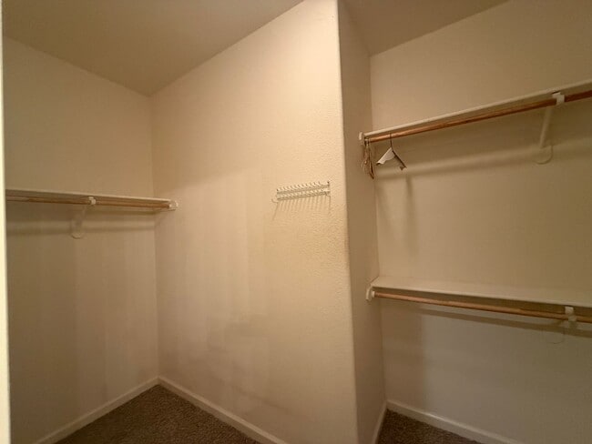 Building Photo - Single-story 3 bedroom, 2 bathroom, plus o...