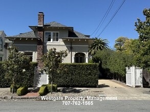 Building Photo - 109 7th St