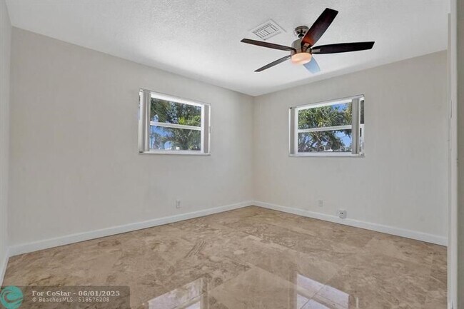 Building Photo - 600 SE 5th Ct
