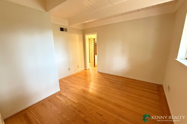 Building Photo - Spacious 4 Bedroom Home in San Mateo Hills with Dual Primary Suites