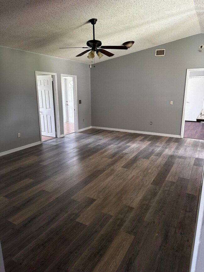 Building Photo - 1021 SW Du Bois Ave