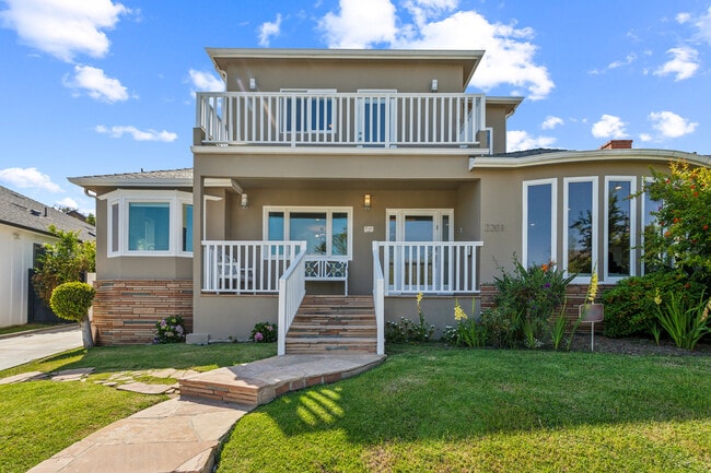 Building Photo - 2201 S Beverly Dr