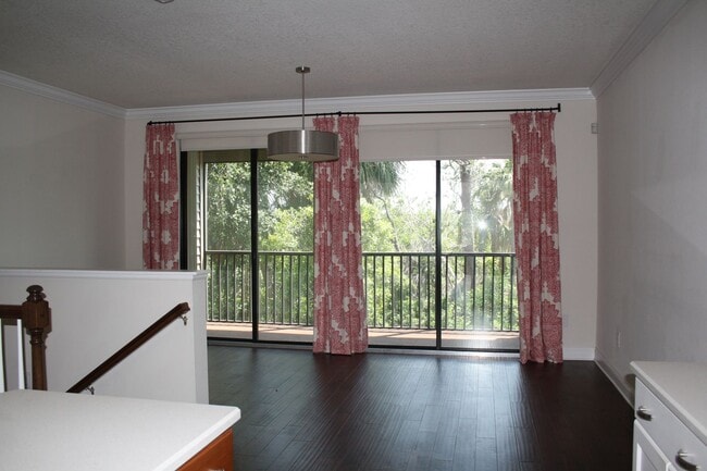 Building Photo - Beautiful Townhome on Peaceful Conservatio...
