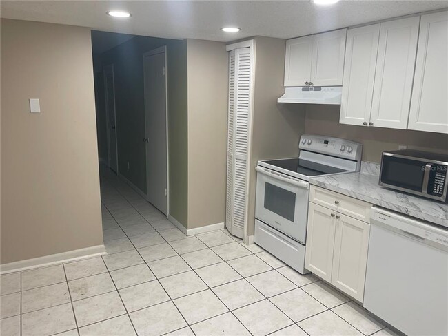 Building Photo - 851 Bayway Blvd