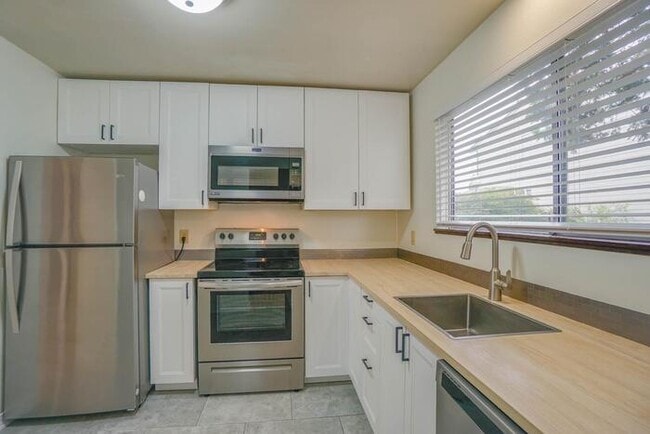 Building Photo - THREE BEDROOM TOWN HOME WITH GARAGE IN HAZEL DELL