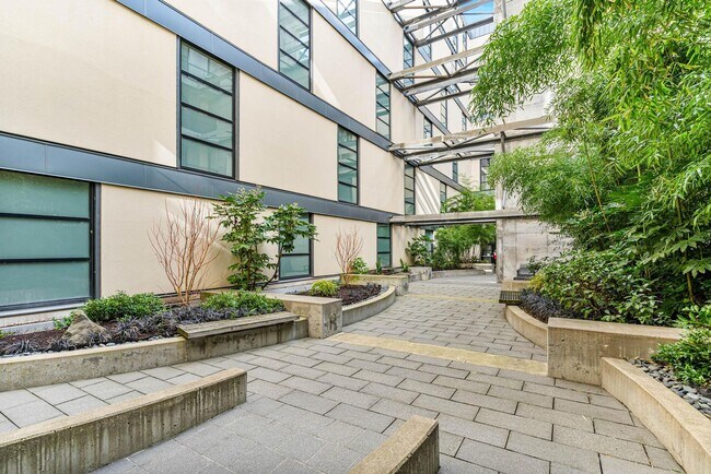 Building Photo - Stylish, south-facing 1-bdrm/1-bath loft in the Pearl—Deeded parking & storage