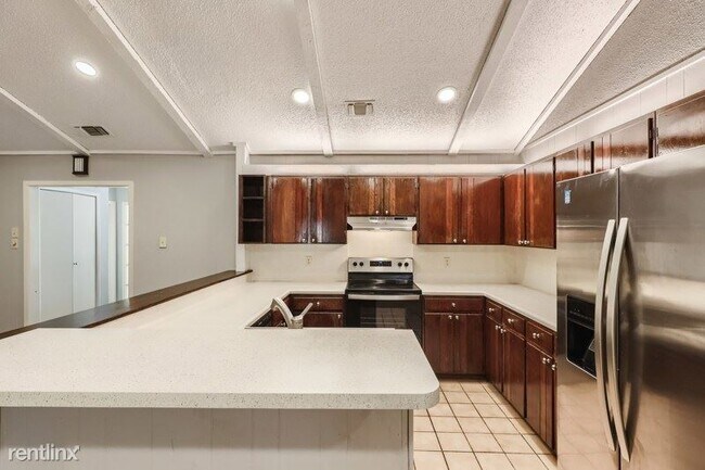 Building Photo - 4 br, 2 bath House - 5623 Lon Chaney Drive