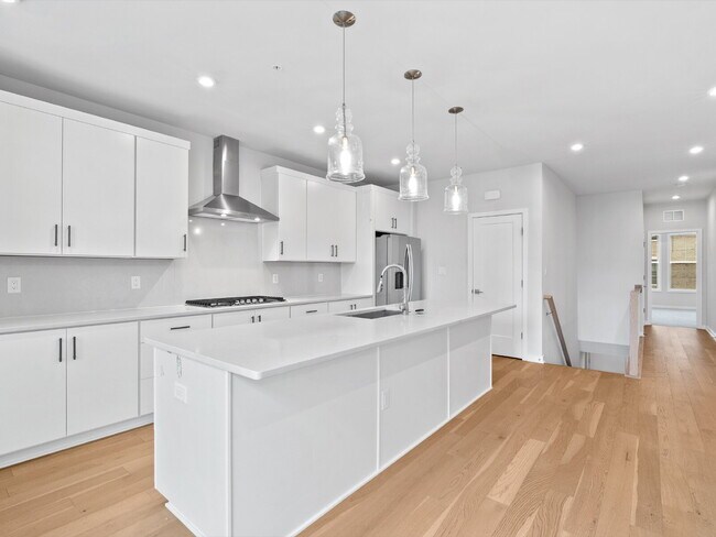 Building Photo - "Modern Living Awaits: Spacious 2-Bed, 2.5-Bath Townhouse in the Heart of McLean!"