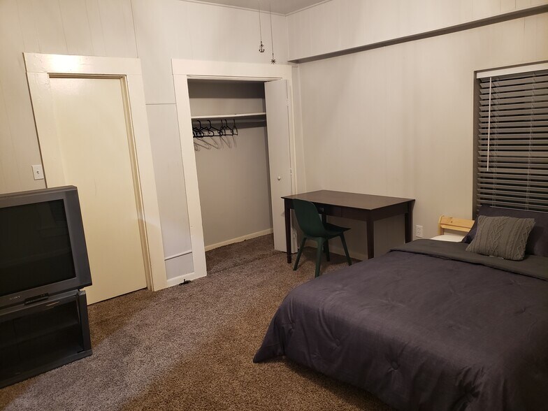 Building Photo - 2739 SE Loop 410