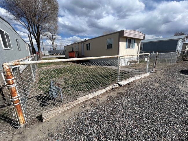 Building Photo - 3 Bed 1.5 Bath Fully Remodeled Mobile Home...