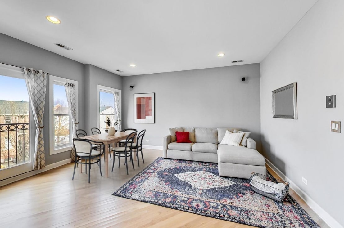 Building Photo - 2627 W Belmont Ave