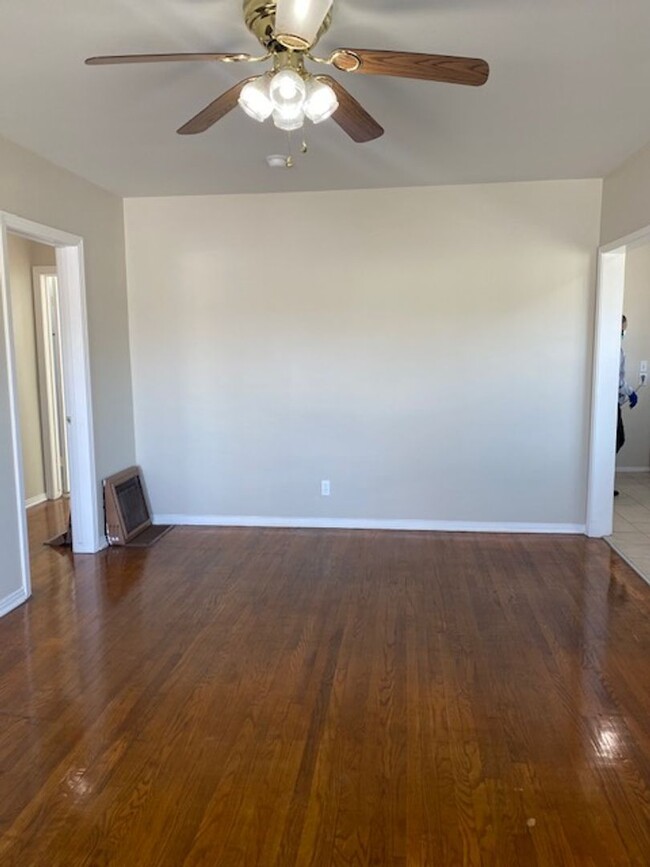 Building Photo - Large 2 Bedroom, 1 Bath with Parking and L...