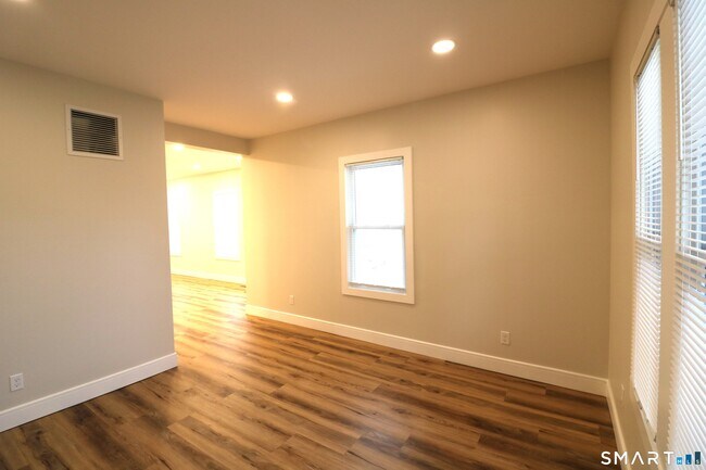 Building Photo - 6 Mary St