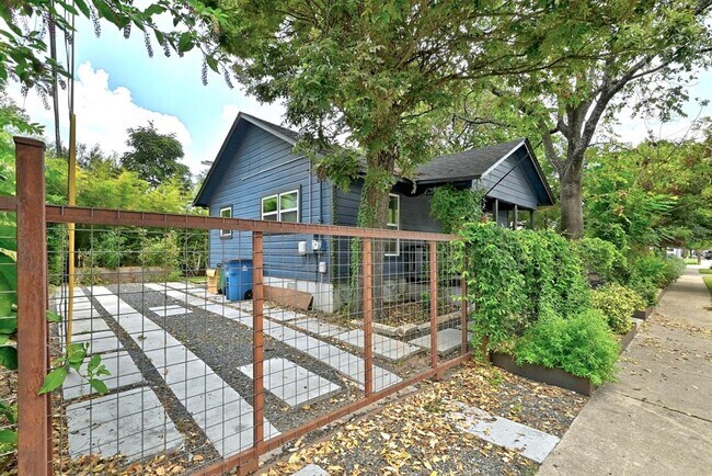 Building Photo - 53 Comal St