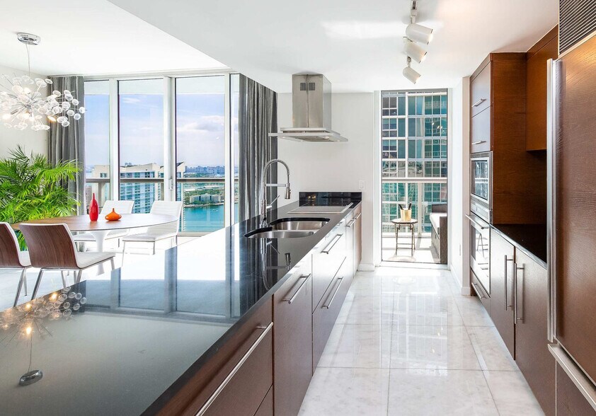 Building Photo - 485 Brickell Ave