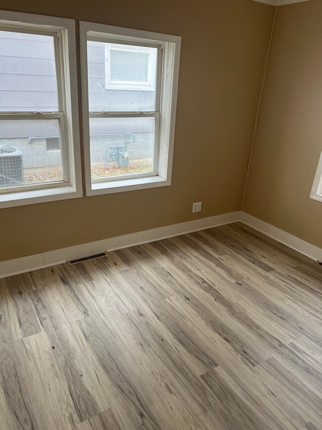 Building Photo - 604 E Oak St